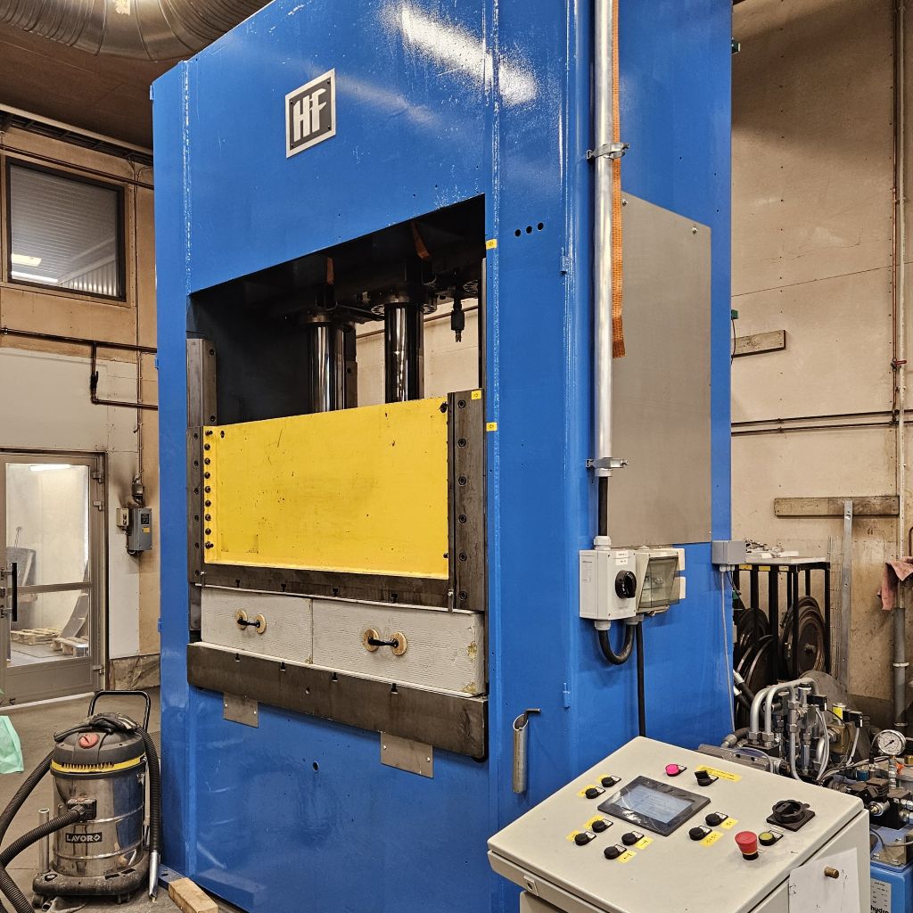 Kumituspuristin 200tn